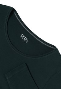 Tmavě zelené tričko s kulatým výstřihem, krátkým rukávem a kapsou. Vyrobeno z měkké bavlny s viditelnými švy. Značka: CECIL.