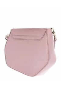 Borsa a tracolla in morbida pelle rosa, con una forma geometrica, pattina frontale piatta e attacco in metallo laterale.