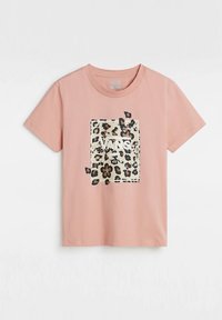Růžové bavlněné tričko s krátkým rukávem, s obdélníkovým leopardím potiskem a slovem "VANS" uprostřed.