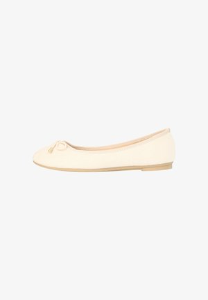 Bailarina beige con puntera redondeada, pequeño lazo con puntas doradas y suela plana.