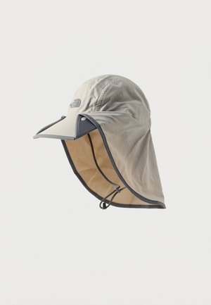 Sombrero de sol exterior gris claro con solapa extendida para el cuello, borde negro, cordón ajustable para la barbilla y un pequeño logo de la marca en el panel frontal.