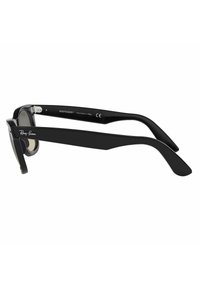 Černé sluneční brýle Ray-Ban Wayfarer mají obdélníkový rám, silné nožičky a šedé sklo s kovovými akcenty.