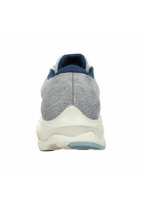 Scarpa sportiva con un upper in maglia grigia chiara e texture, una suola intermedia bianca e dettagli blu sul colletto e sul tallone. Design arrotondato e imbottito.