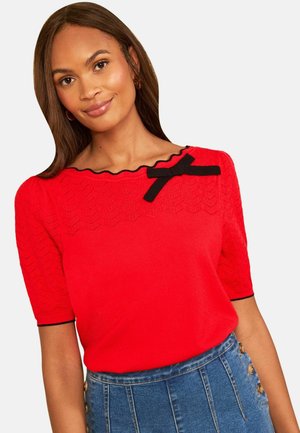 Love & Roses, REGULAR FIT - SCALLOPED BOW DETAIL SHORT SLEEVE BOAT NECK KNITTED TOP - T-shirts print - red
