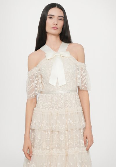 Off-shoulder jurk in licht ivoorkleurige kant, met bloemenborduursel, een satijnen strik bij de halslijn en een gelaagde ruches rok.
