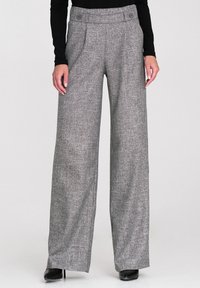 Szare szerokie spodnie z teksturowanej tkaniny, z wysokim stanem, dwiema guzikami i fałdami dla dodatkowego efektu.