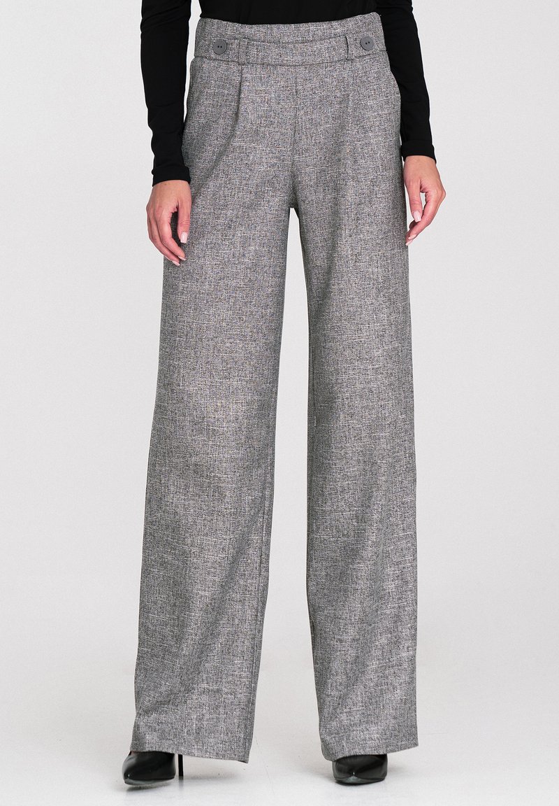 Szare szerokie spodnie z teksturowanej tkaniny, z wysokim stanem, dwiema guzikami i fałdami dla dodatkowego efektu.