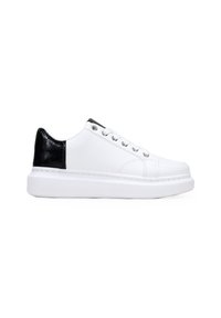 Sneakers in pelle bianca con tacchetti neri testurizzati. Presentano punta rotonda, suola piatta in gomma e occhielli metallici per i lacci. Design minimalista.