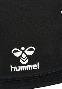 Czarne sportowe szorty wykonane z gładkiego materiału, z białym logo "hummel" i grafiką pszczoły na dolnej części, z teksturowanym wzorem.