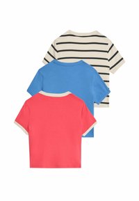 Drie T-shirts met korte mouwen: één rood, één blauw en één crèmekleurig met zwarte strepen. Elk shirt heeft een contrasterende geribbelde kraag.