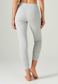 Leggings in cotone grigio con texture a costine e design aderente, caratterizzati da un polsino alla caviglia aderente e una vita a media altezza.