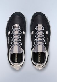 Sneaker neri e grigi con una combinazione di pelle e suede. Presentano una linguetta imbottita, lacci spessi e una suola in gomma robusta.