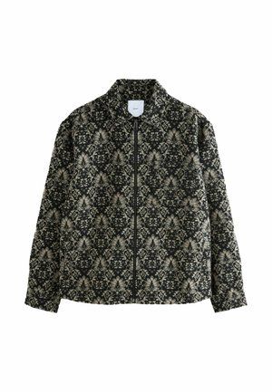 Schwarz-beige gemusterte Blazerjacke mit langen Ärmeln, Reißverschluss vorne und Stehkragen, flach auf einem weißen Hintergrund ausgelegt.
