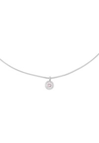 Collana d'argento con una catena sottile e un pendente rotondo che presenta una gemma rosa circondata da un bordo metallico testurizzato e circolare.