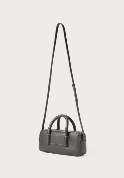 Črna usnjena torbica z dvema kratkima ročajema in nastavljivim dolgim trakom. Gladka tekstura s kontrastnim šivom in pravokotno obliko.