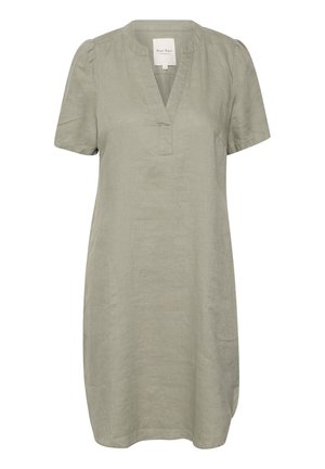 Kratek rokav, svetlo zelen oblek iz lanu z V-izrezom in diskretno stransko žepom. Enostavna zasnova z mehko teksturo in sproščenim krojem.