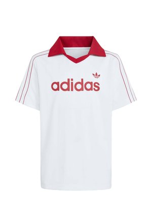 Hvid Adidas kortærmet skjorte med rød krave, rødt Adidas-logo og røde striber langs skuldre og ærmer.