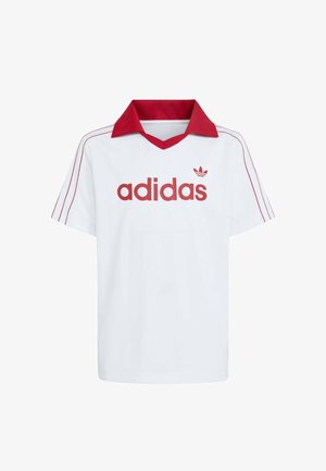 Camiseta blanca de manga corta Adidas con cuello rojo, logo de Adidas en rojo y rayas rojas a lo largo de los hombros y las mangas.
