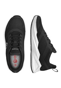 Schwarze Sportschuhe mit atmungsaktivem Mesh-Obermaterial, gepolsterter Sohle mit weißen Akzenten und strukturierten Overlays für Stabilität.