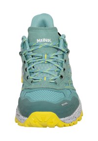 Vorderansicht eines türkisfarbenen und gelben Wanderschuhs mit Obermaterial aus Mesh, gemusterten Schnürsenkeln und robustem gelben Profil. Auf der Zunge und der Zehenkappe ist die Marke "Meindl" zu sehen.