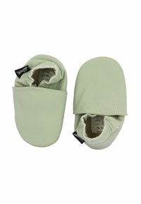 Groene leren babyschoenen met elastische openingen en zachte, textuur geprofiteerde zolen. Bevat een gestikt randje en een merketiket aan de zijkant.