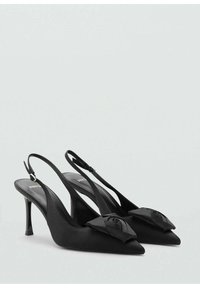 Tacones tipo slingback negros de satén con puntera puntiaguda y un lazo decorativo de tela en la punta. Presentan un tacón delgado y una correa ajustable.