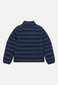 Mørkeblå pufferjakke med krage. Har horisontalt kviltet mønster og elastiske mansjetter. Glatt tekstur, lett design.