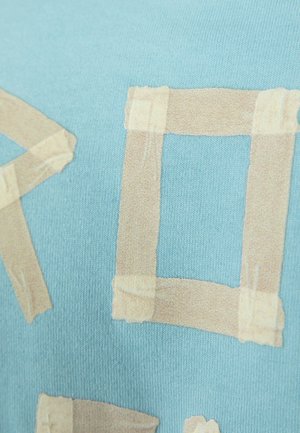 Turkoois stof met een gladde textuur, versierd met beige bandvormige ontwerpingen die in vierkanten en rechthoeken zijn gerangschikt.