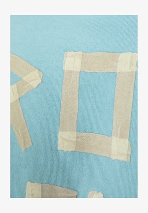 Turkise stof med en glat tekstur, der har beige båndformede mønstre arrangeret i firkanter og rektangler.