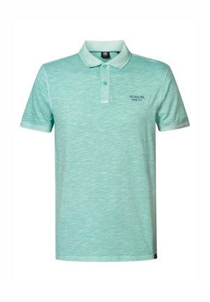 Lyse teal polo t-shirt med tekstureret stof, krave med to knapper og korte ærmer. Har et lille tekstlogo på venstre bryst.
