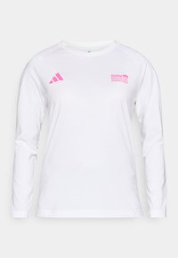 Langærmet hvid skjorte med pink adidas-logo og "BMW BERLIN MARATHON" trykt i pink. Glat stof, rund halsudskæring, afslappet pasform.