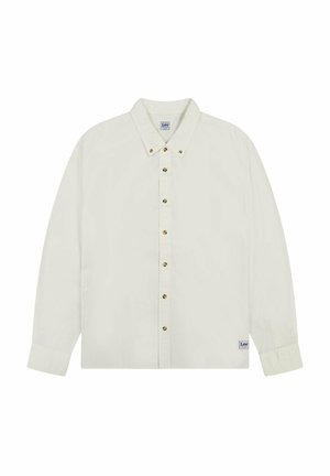 Camisa de botones beige claro hecha de tela tejida, con collar clásico, mangas largas y botones en tono dorado en la parte frontal.
