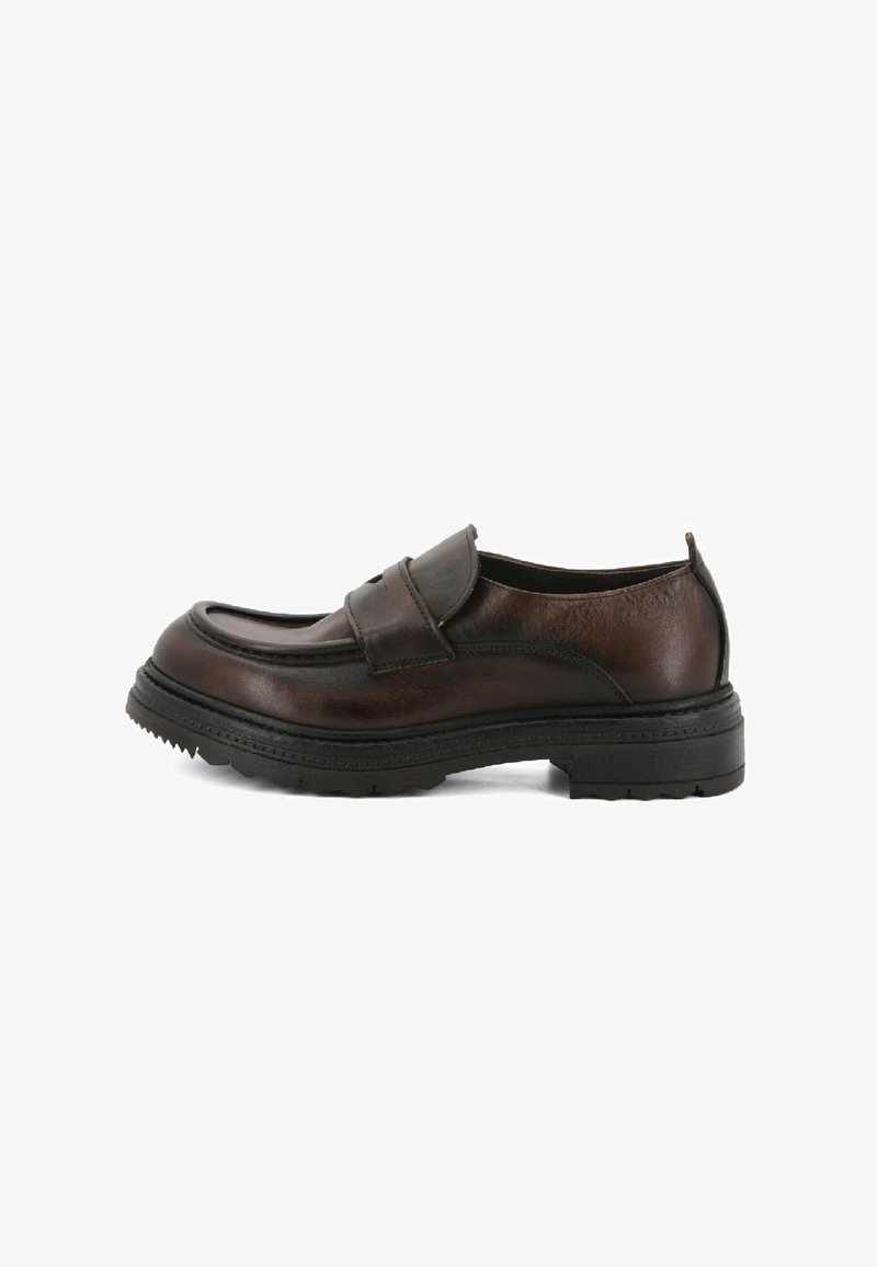 Scarpa in pelle marrone con punta tondeggiante e collo basso. Presenta una parte superiore testurizzata, suola spessa e design slip-on con accenti minimali.