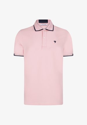 Polo de color rosa claro con cuello y puños en navy. Presenta una tapeta de dos botones y un pequeño logo negro en el pecho. Tejido de mezcla de algodón.