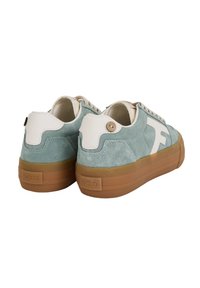 Suede-Sneakers in Hellblau mit weißen Lederakzenten und einer sandfarbenen Gummisohle. Sie verfügen über einen runden Holzknopf und eine strukturierte Oberfläche.