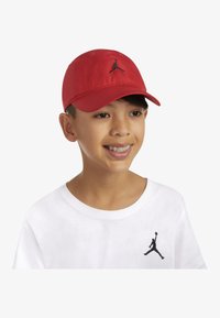 Jordan - ESSENTIALS UNISEX - Lippalakki - gym red Pienoiskuva 1