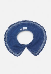 Collar de denim com borda franzida, abertura circular, e de cor azul escuro. Tem etiquetas da marca por dentro e um acabamento suave e texturizado.