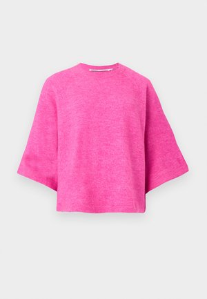 Suéter rosa recortado hecho de suave tejido de punto, con un cuello redondo y mangas cortas y anchas. Textura lisa con un diseño sencillo.