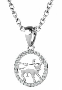 Collana con pendente in argento raffigurante un design di toro circondato da un telaio circolare decorato con gemme trasparenti. Stile a catena.