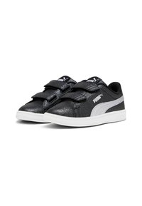 Schwarze Sneakers mit glitzerndem Finish, Klettverschlüssen, weißer Sohle und einem silbernen Logosstreifen an der Seite. Glatte Textur und abgerundete Form.