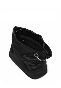 Sac en tissu noir lisse avec une structure douce ; il est doté de grands œillets en argent et d'une poche intérieure zippée. L'ouverture supérieure est resserrée.