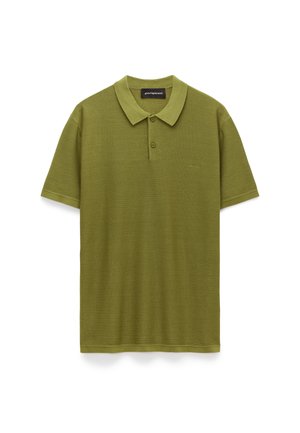 Polo à manches courtes vert olive avec deux boutons et un col, présenté à plat sur un fond blanc.