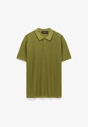 Polo à manches courtes vert olive avec deux boutons et un col, présenté à plat sur un fond blanc.