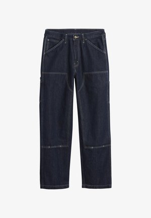 I pantaloni in denim blu scuro presentano una vestibilità ampia con tasche applicate, cuciture a contrasto e una chiusura con zip e bottone.