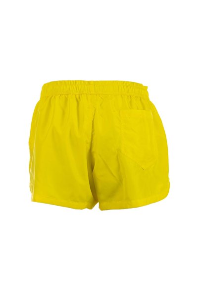 Short jaune à taille élastique avec une seule poche arrière, tissu léger et coupe courte et ample.