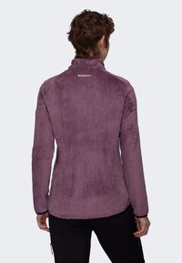 Sudadera de forro polar en lavanda oscuro con un patrón texturizado, cuello alto y detalles en negro en los puños y el dobladillo. Logo en la parte posterior.