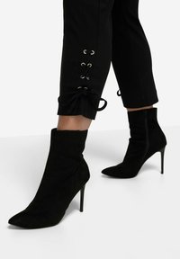 MIAMODA SLIM FIT WITH LACING ON THE HEMS - Bukser - black