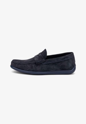 Mocassin pour homme en daim bleu marine avec coutures mocassin et semelle en caoutchouc, présenté de profil sur fond blanc.