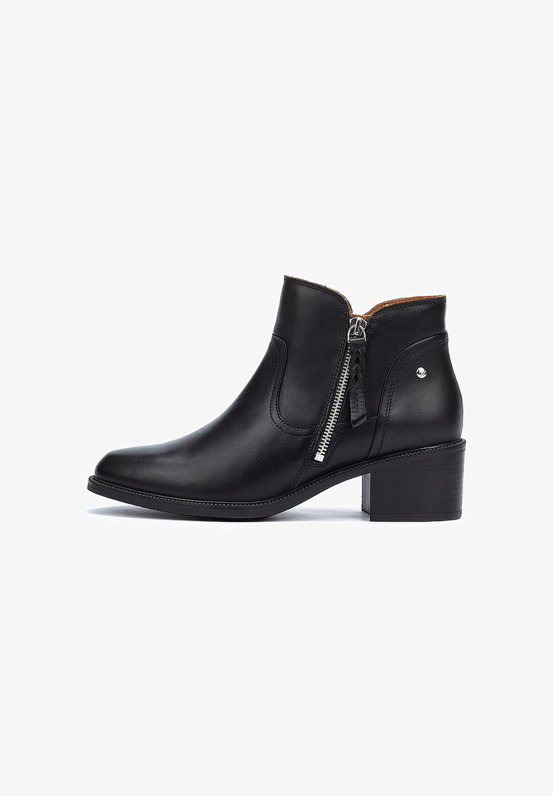 Bottines en cuir noir avec un bout pointu, fermeture éclair sur le côté et un petit talon carré. Texture lisse et design minimaliste.