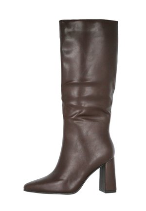 Botín de piel marrón oscuro hasta la mitad de la pantorrilla con punta afilada y tacón alto cuadrado, sobre un fondo blanco.